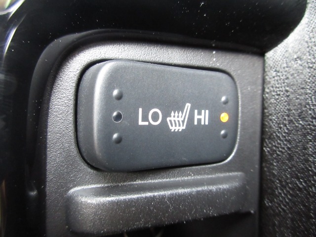 運転席＆助手席シートヒーターが付いてます。寒い冬でもスイッチONで座面をあたたかくして、ドライブをさらに快適にしてくれます。HIとLOの2段階に温度設定が可能です。