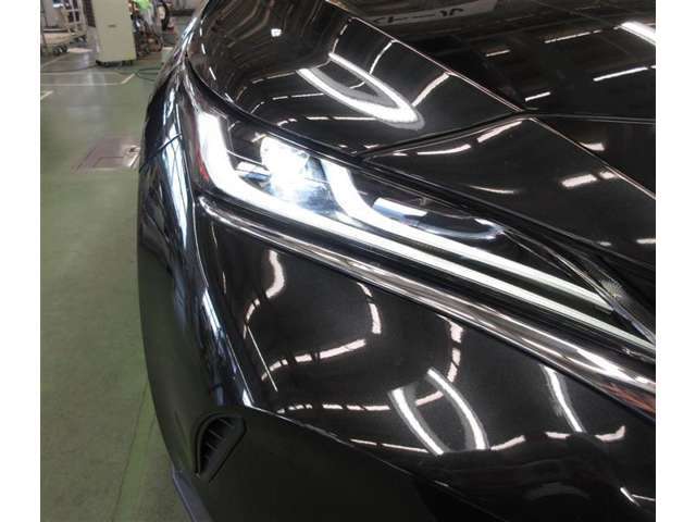 LEDの配光範囲を細やかに制御し、先行車や対向車に光が当たる部分だけを自動的に遮光するアダプティブハイビームシステム