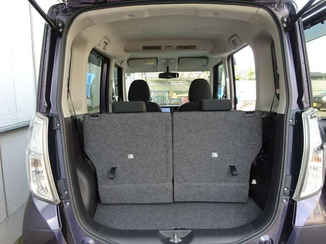 【ラゲッジスペース】しっかり容量が確保されていてます。バックドアも大開口で荷物の出し入れがしやすいです♪