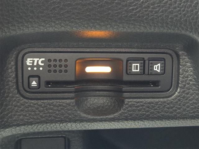 【ETC】有料道路を利用する際に料金所で停止することなく通過できる、ETC車載器（ノンストップ自動料金収受システム機器）が装備されています。セットアップを行うことで利用可能になります。