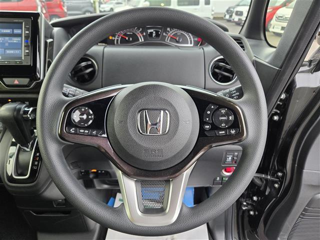 【ステアリング】軽い力で扱いやすいハンドルです。目立つ傷やスレなどなく綺麗な状態です！除菌プランいれていただくとさらに快適に！清潔なお車はお子様にも安心ですね！