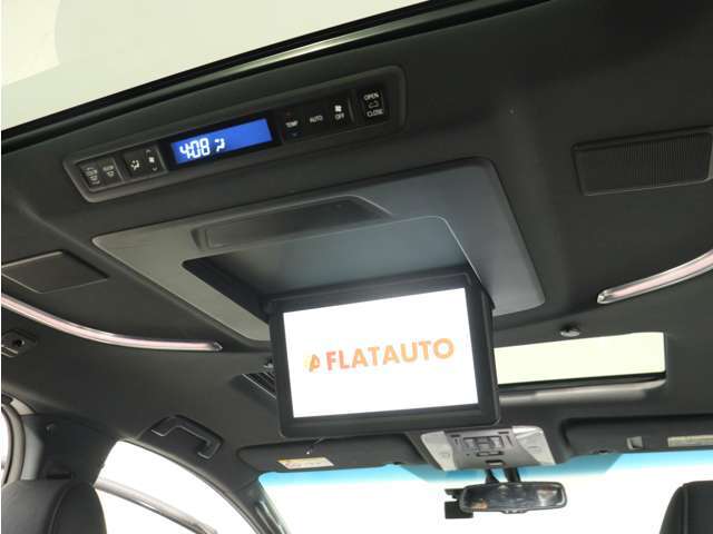 【電動後席モニター】JBLプレミアムサウンド専用！電動開閉後席フリップダウンモニターです。5.1chサウンド対応、17スピーカーの専用音響システムとなり、人気の装備になります。