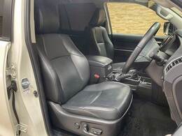 【レザーシート】ならではの高級感あふれる内装がこたわりのアイテム。見た目の高級感とより上質な座り心地をお楽しみください。