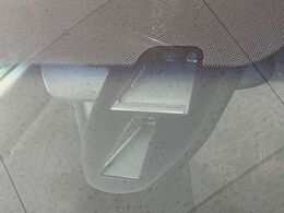 【シティブレーキアクティブシステム】低速走行中に前方の車両等を認識し、衝突しそうな時は警報とブレーキで衝突回避と被害軽減をアシスト。より安全にドライブをお楽しみいただけます。