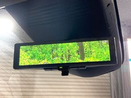 【インテリジェントルームミラー】後席の大きな荷物や同乗者で後方が確認しづらい時でも安心！カメラが撮影した車両後方の映像をルームミラー内に表示。クリアな視界で状況の確認が可能です！