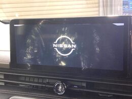 【メーカー純正ナビ】インテリアに溶け込むスタイリッシュな「専用設計」メーカーナビを装備♪視認性や操作性など基本性能にも優れ、より上質なカーライフをお楽しみいただけます。