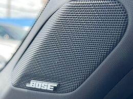 【BOSEサウンドシステム】メーカーオプションの高品位サウンドシステムを搭載。専用のチューニングが施された大小様々なスピーカーから良質なサウンドが奏でられ、臨場感あふれる音響空間を演出します。