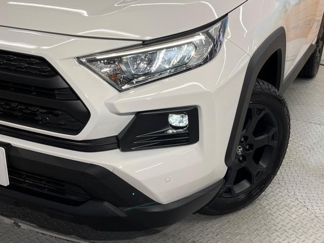 【LEDヘッドライト】悪天候や夜間走行時も良好な視界を確保し安心して運転できる高輝度LEDヘッドライトを装備！点灯速度が早く、消費電力も抑えられています。