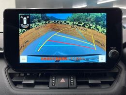 【バックカメラ】駐車時に後方がリアルタイム映像で確認できます。大型商業施設や立体駐車場での駐車時や、夜間のバック時に大活躍！運転スキルに関わらず、今や必須となった装備のひとつです！