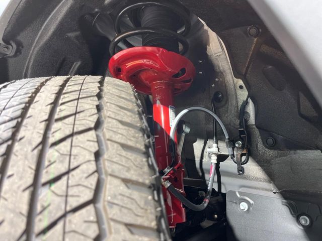 お車を安心してお乗りいただく為には、足回りの定期点検が欠かせません。サービスサポート（有償保証）では無料点検もご提供しており、安心のカーライフをお過ごしいただけるサポート体制が整っています。