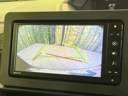 【バックカメラ】駐車時に後方がリアルタイム映像で確認できます。大型商業施設や立体駐車場での駐車時や、夜間のバック時に大活躍！運転スキルに関わらず、今や必須となった装備のひとつです！