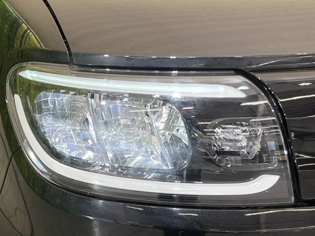【LEDヘッドライト】悪天候や夜間走行時も良好な視界を確保し安心して運転できる高輝度LEDヘッドライトを装備！点灯速度が早く、消費電力も抑えられています。