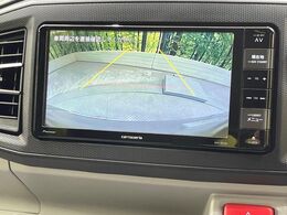 【バックカメラ】駐車時に後方がリアルタイム映像で確認できます。大型商業施設や立体駐車場での駐車時や、夜間のバック時に大活躍！運転スキルに関わらず、今や必須となった装備のひとつです！