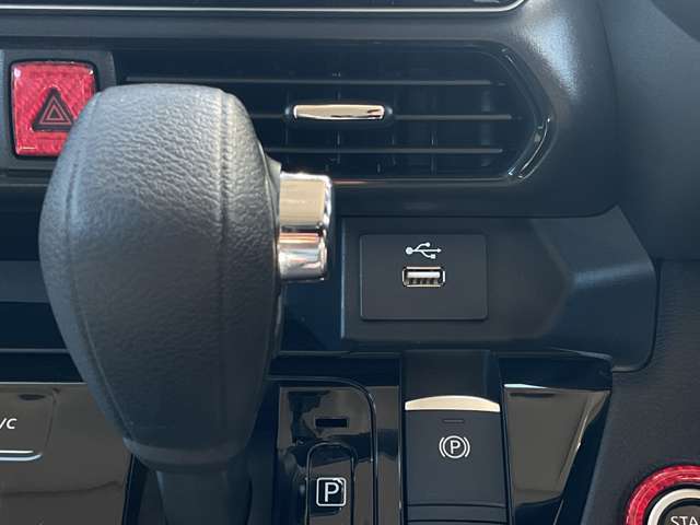 USBソケット完備！お出かけの際も充電の心配がございません☆