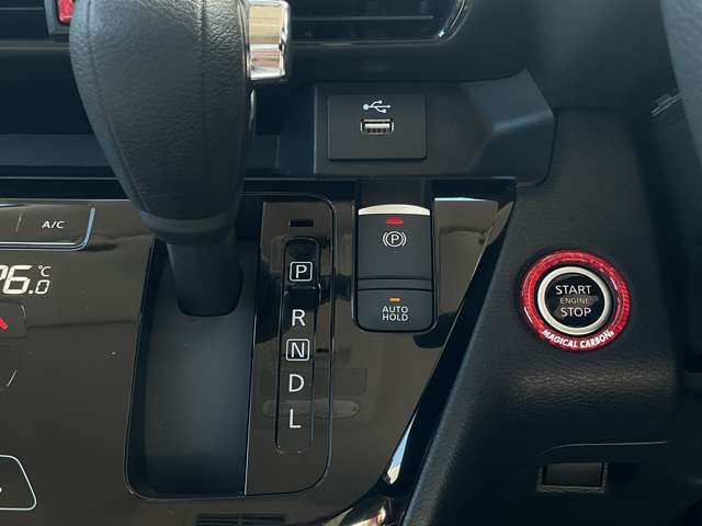 サイドブレーキはスイッチレバーひとつでスマートに！