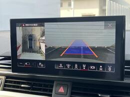 【サラウンドビューカメラ】4台の広角カメラで自車の全周囲360度を捉え、様々な角度からの映像を映し出すことで、駐車時の操作をより簡単に行えます。