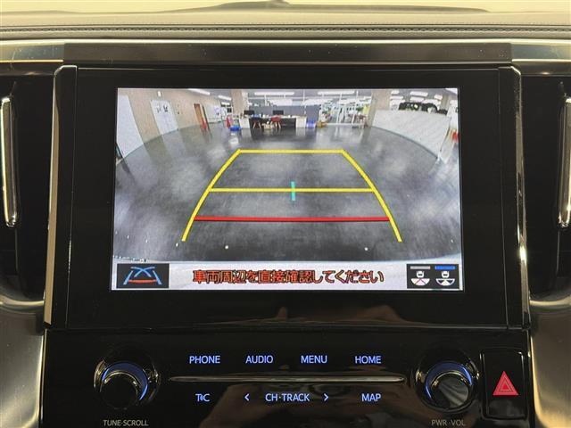 【バックカメラ】駐車時に後方がリアルタイム映像で確認できます。大型商業施設や立体駐車場での駐車時や、夜間のバック時に大活躍！運転スキルに関わらず、今や必須となった装備のひとつです！