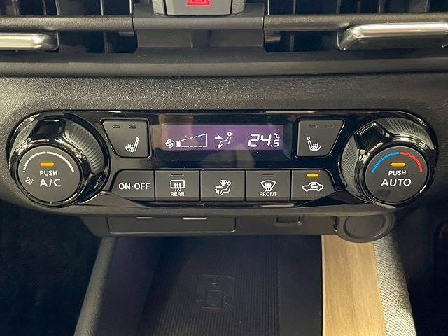 【オートエアコン】車内温度をセンサーが感知してご希望の車内温度になるよう、風量も自動で調整してくれます☆