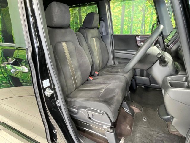 運転席まわりには十分なスペースがあり、大柄な方でもゆったり運転していただける環境です。