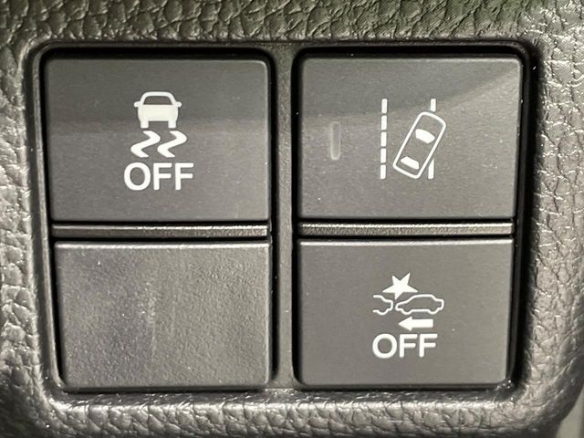 【ホンダセンシング】走行中に前方の車両等を認識し、衝突しそうな時は警報とブレーキで衝突回避と被害軽減をアシスト。より安全にドライブをお楽しみいただけます。