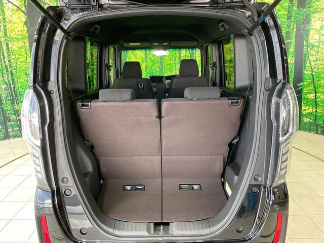 ラゲッジルームは、大容量のスペースを確保。普段のお買い物からレジャーまで、幅広く活躍してくれます！また、リアシートを倒すことでバリエーション豊かにお使いいただけます。