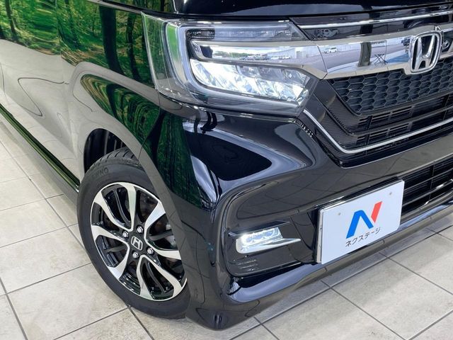 【LEDヘッドライト】悪天候や夜間走行時も良好な視界を確保し安心して運転できる高輝度LEDヘッドライトを装備！点灯速度が早く、消費電力も抑えられています。