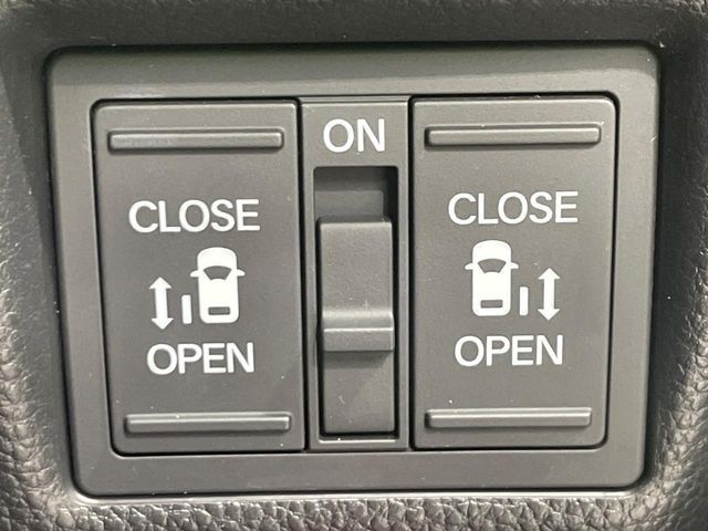 【両側パワースライドドア】スマートキーや運転席のスイッチで後席両側スライドドアの開閉が可能♪電動だから力を入れてドアを開ける必要が無く、小さなお子様でも簡単に開け閉めでき快適です♪