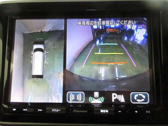 【全方位モニター】車体の前後左右を映し出す全方位モニター！駐車場の枠線の確認や、運転席から見えにくい左前輪付近もモニターで確認できるので安心便利です♪