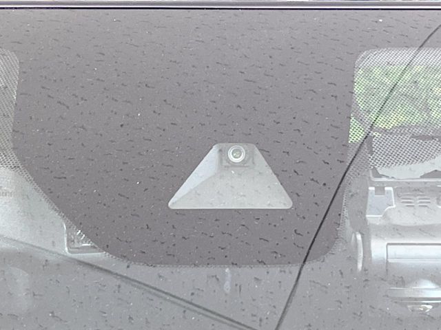 【エマージェンシーブレーキ】走行中に前方の車両等を認識し、衝突しそうな時は警報とブレーキで衝突回避と被害軽減をアシスト。より安全にドライブをお楽しみいただけます。