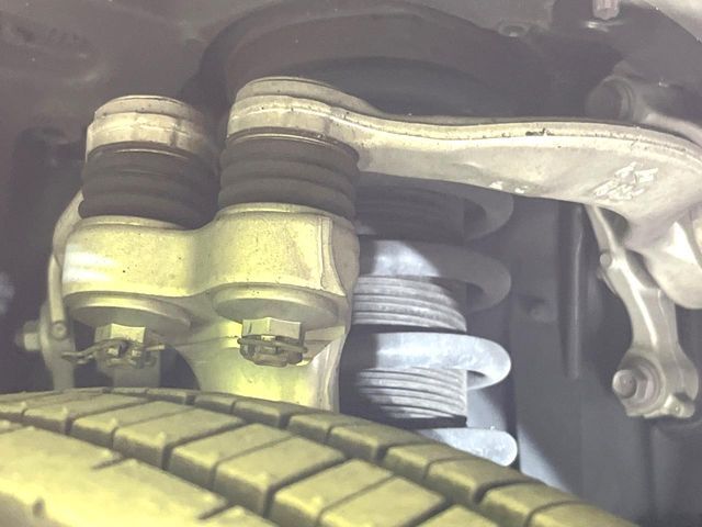 お車を安心してお乗りいただく為には、足回りの定期点検が欠かせません。サービスサポート（有償保証）では無料点検もご提供しており、安心のカーライフをお過ごしいただけるサポート体制が整っています。