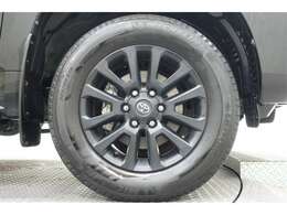 スタイリッシュなマットブラック塗装の純正アルミホイールでどこまでも出かけたくなりますね！