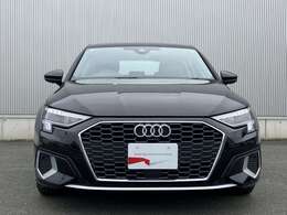 Audiでは2004年以降、この逆台形型のシングルフレームグリルを採用しています。他ブランドのフロントマスクデザインにも大きな影響を与えています。