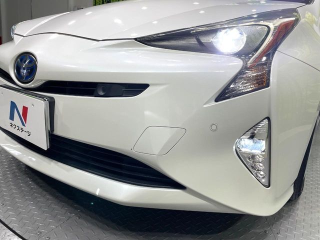 【LEDヘッドライト】悪天候や夜間走行時も良好な視界を確保し安心して運転できる高輝度LEDヘッドライトを装備！点灯速度が早く、消費電力も抑えられています。