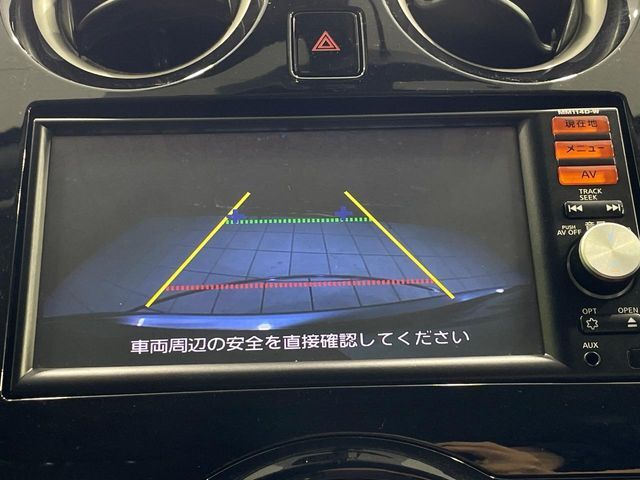 【バックカメラ】駐車時に後方がリアルタイム映像で確認できます。大型商業施設や立体駐車場での駐車時や、夜間のバック時に大活躍！運転スキルに関わらず、今や必須となった装備のひとつです！