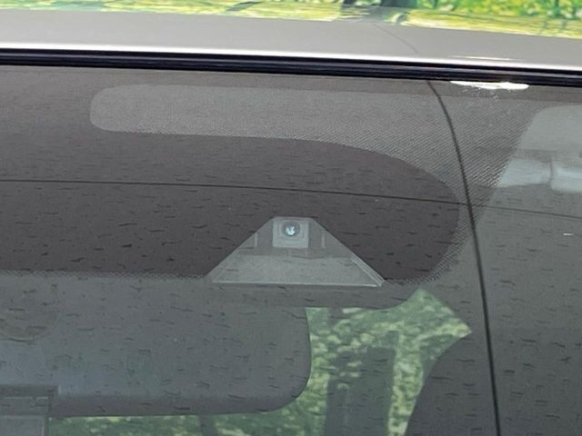 【エマージェンシーブレーキ】走行中に前方の車両等を認識し、衝突しそうな時は警報とブレーキで衝突回避と被害軽減をアシスト。より安全にドライブをお楽しみいただけます。