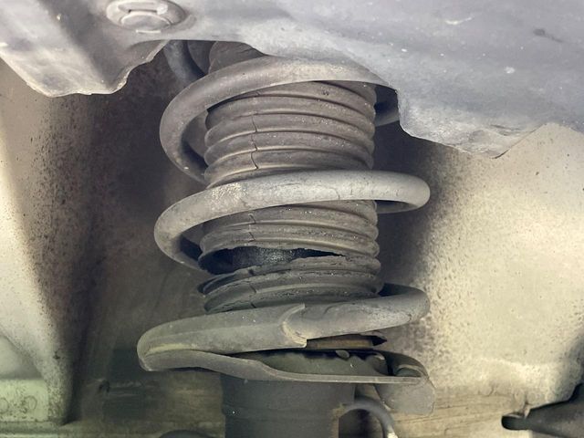 お車を安心してお乗りいただく為には、足回りの定期点検が欠かせません。サービスサポート（有償保証）では無料点検もご提供しており、安心のカーライフをお過ごしいただけるサポート体制が整っています。