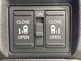 【両側パワースライドドア】スマートキーや運転席のスイッチで後席両側スライドドアの開閉が可能♪電動だから力を入れてドアを開ける必要が無く、小さなお子様でも簡単に開け閉めでき快適です♪