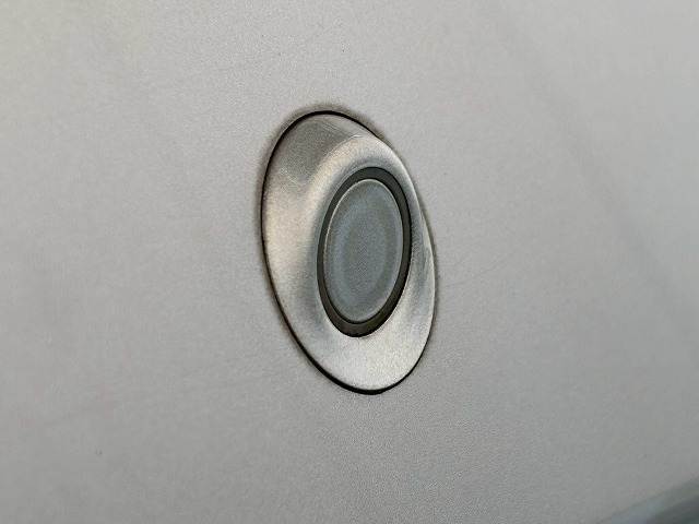 【コーナーセンサー】障害物との接近や距離を音やディスプレイ等で警告します。不慣れな駐車や安全を守ります。