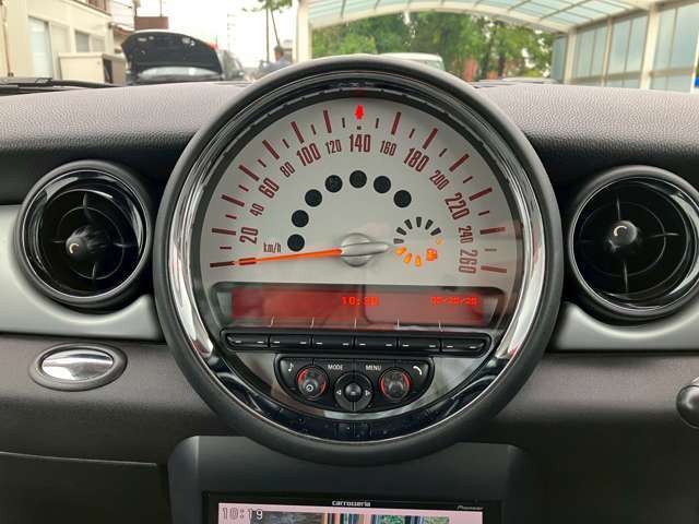 気になるお車がありましたら右の電話番号から直接お店にお問い合わせください。支払方法から車両情報、状態までなんでもご説明させて頂きます。スタッフ一同ご連絡お待ちしております。