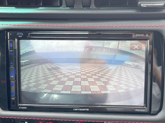 【バックカメラ】駐車時に後方がリアルタイム映像で確認できます。大型商業施設や立体駐車場での駐車時や、夜間のバック時に大活躍！運転スキルに関わらず、今や必須となった装備のひとつです！