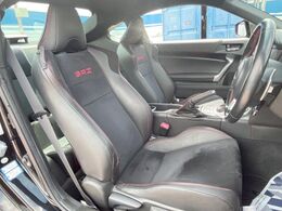 【「BRZ」刺?入ハーフレザーシート】高級感と座り心地を両立した人気のシート♪背面・座面のファブリック素材は、通気性の良さや滑りにくさに優れています。気温や服装に左右されず快適にお乗りいただけます。
