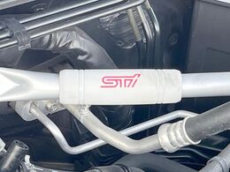 【STIフレキシブルVバー】お車の剛性を高めるタワーバーを装備。よりスムーズなコーナリング走行が可能となり、走りも楽しめます。