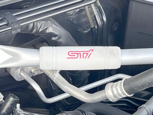 【STIフレキシブルVバー】お車の剛性を高めるタワーバーを装備。よりスムーズなコーナリング走行が可能となり、走りも楽しめます。