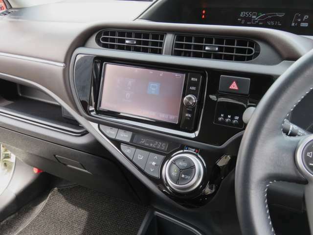 フルセグ/CD/DVD/Bluetooth対応ナビ◎各種エンタテインメントが快適なドライブをより盛り上げます。またオートエアコンを装備しているので設定した温度で車内の温度調整を自動で行ってくれます！！