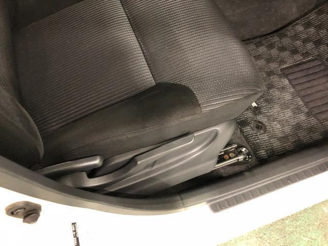 痛みの出やすい運転席シートの角、フロアマット、座面、ともに良好です