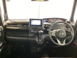 車内はチタニア抗菌防臭施工済です。黒+グレー系の内装色がスポーティなインパネ周りを演出します。グローブボックスやカップホルダーのほかにトレーなどたくさんの収納スペースが付いています。