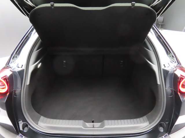 ☆リアゲートと連動のトノカバー付き。中の荷物が見えずに安心です。取り外しも可能です☆