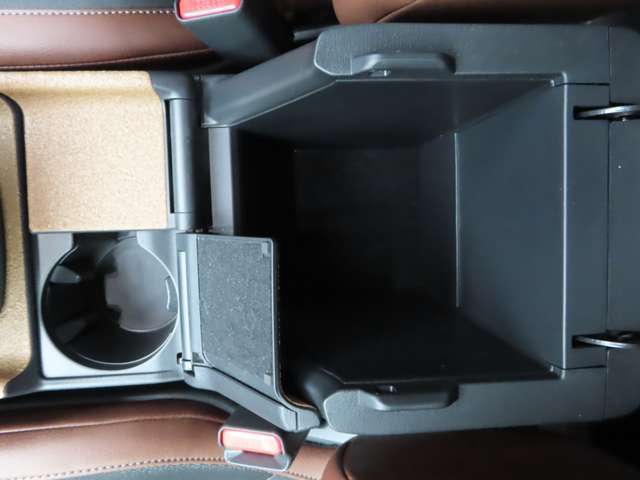 ☆コルク素材を使用したドリンクホルダー。収納ボックスやカップホルダーは使い方に応じてアレンジできます☆