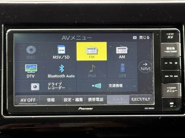 店内には最新ナビの展示ブースもございます。カロッツェリア・アルパイン・イクリプスのカーナビを取り扱っており、フリップダウンモニターの取付も可能です。
