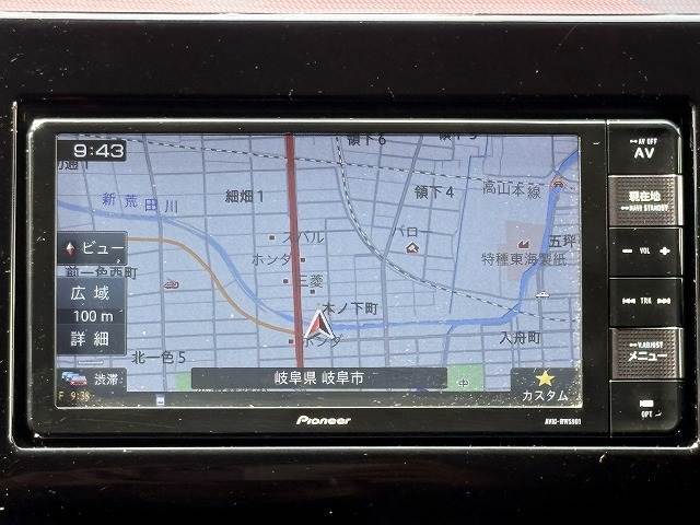 店内には最新ナビの展示ブースもございます。カロッツェリア・アルパイン・イクリプスのカーナビを取り扱っており、フリップダウンモニターの取付も可能です。